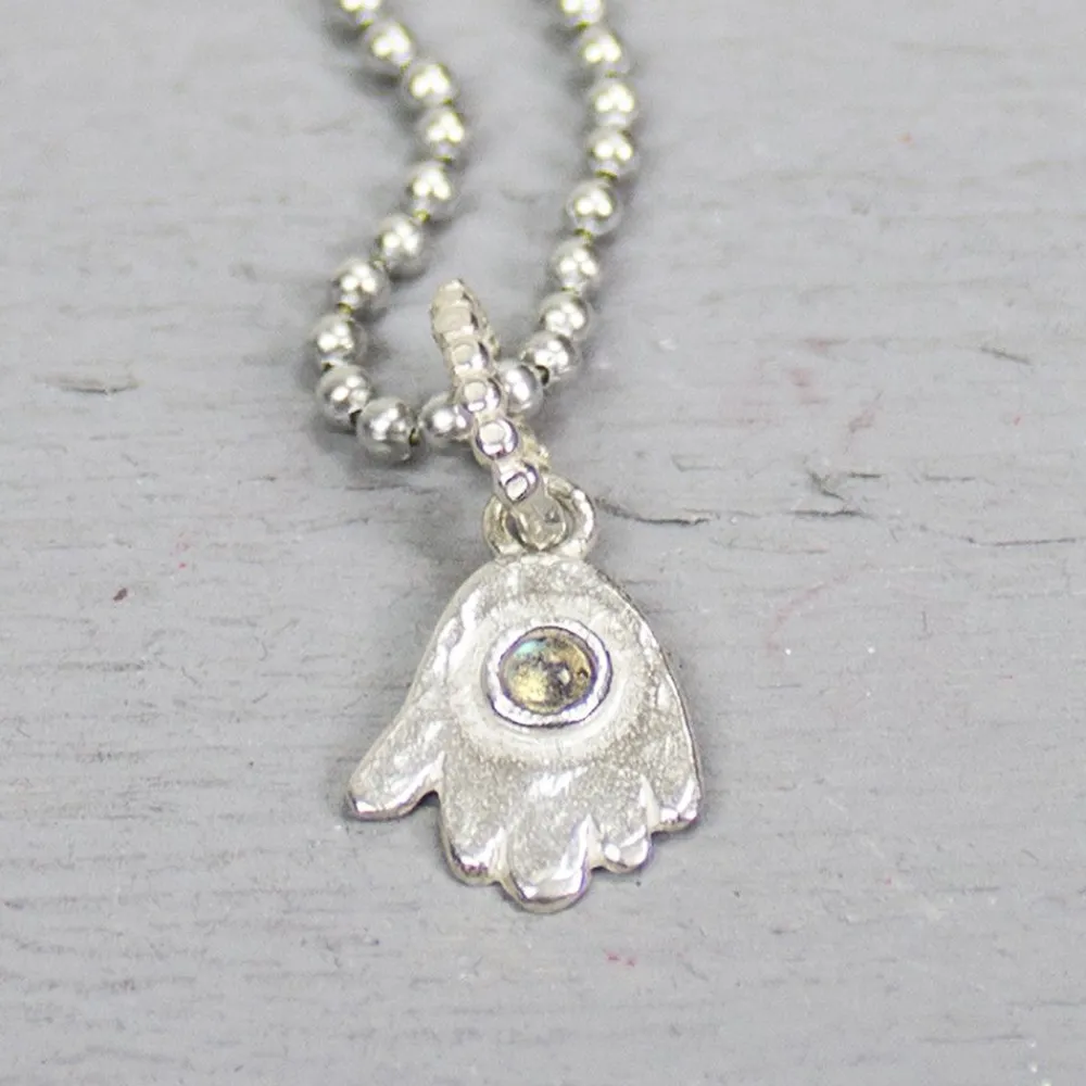 Jéh Jewels Icons | Edelsteine-Anhänger kleine Hand aus Fatima silberweiß + Labradorit