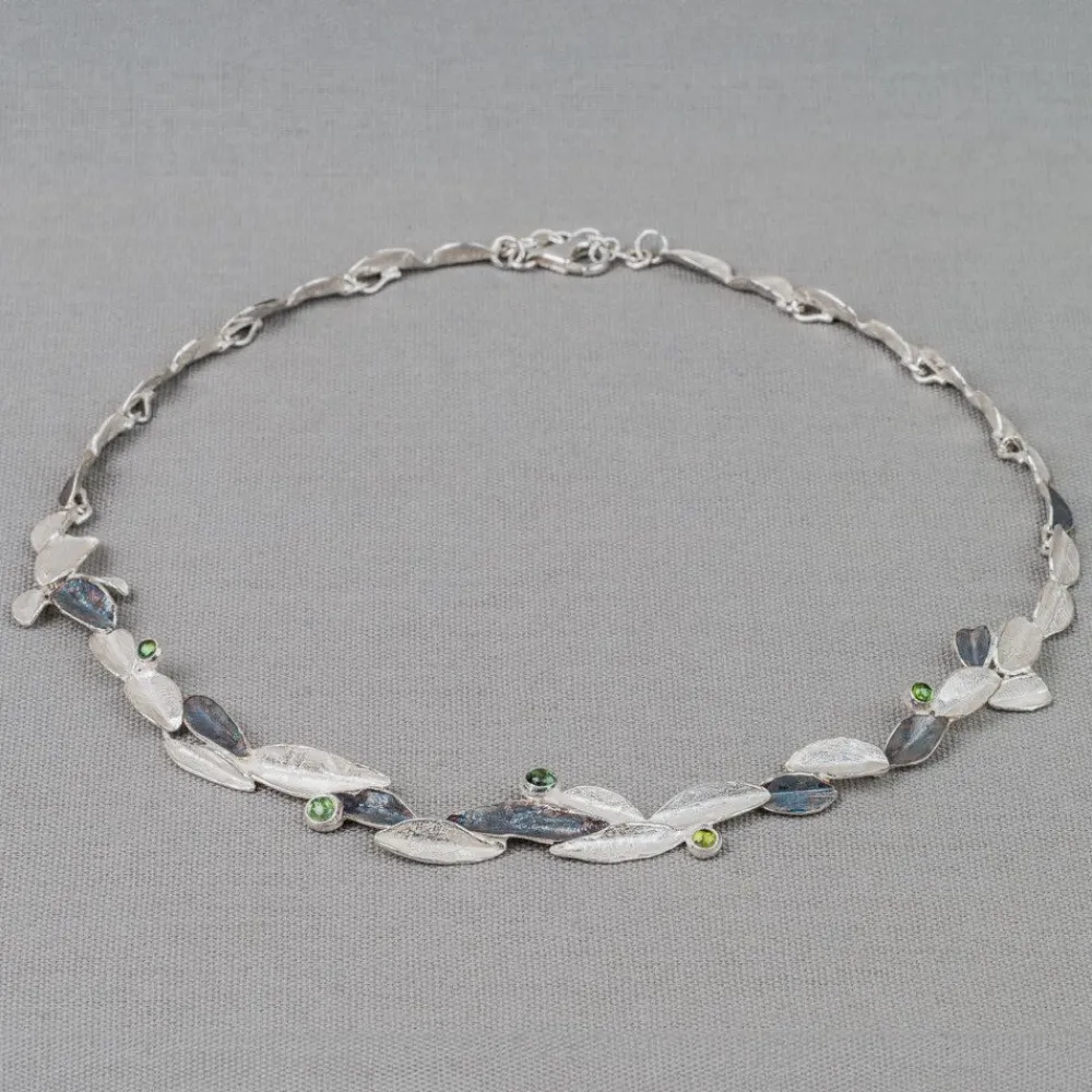 Jéh Jewels Silver | Jéh Colliers-Halskette aus silbernen Blättern + grünem Turmalin